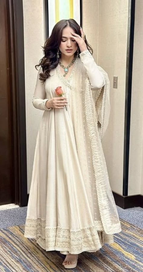 White Pishwas Pakistani, Royal Anarkali Dresses, Anarkali White Suit, Crush Anarkali Dress, Ivory Anarkali Suits, Anarkali Pakistani Suits, Cream Colour Anarkali Dress, Stylish Anarkali Suits, Engagement Guest Look Indian