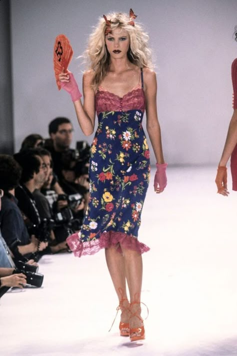 betsey johnson ss 1997 Betsey Johnson Runway, Haute Couture Looks, Night Gown Dress, 80s 90s Fashion, High Fashion Runway, 90s Runway Fashion, Looks To Recreate, Mode Chanel, Runway Fashion Couture