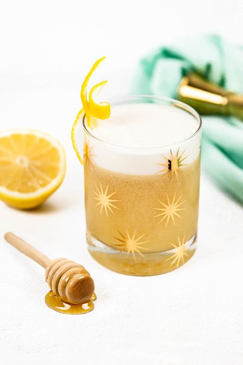 Enjoy a honey lemon whiskey sour for happy hour! This recipe modifies the classic whiskey sour by replacing the lime juice with lemon and the sugar with Frozen Drinks Alcohol, Whiskey Sour Recipe, Easy Drinks To Make, Peach Whiskey, Honey Whiskey, Honey Simple Syrup, Cinnamon Whiskey, Gin Sour, Whisky Sour