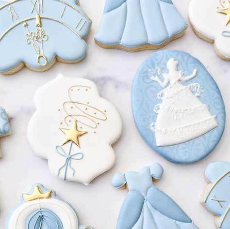 𝑭𝒓𝒂𝒏𝒄𝒆𝒔𝒄𝒂'𝒔 𝑭𝒓𝒐𝒔𝒕𝒊𝒏𝒈 on Instagram: "As a mom of 2 boys I jump at the chance to create princess themes like this 😂 This Cinderella theme was so fun 🩵  Inspired by @littlehillcookieco @sonjas.cookie.jar and @confettiyeticookies" Cinderella Carriage Cookies, Cinderella Cookies Royal Icing, Cinderella Decorated Cookies, Cinderella Sugar Cookies, Cinderella Cookies Decorated, Disney Cookies Decorated, Princess Sugar Cookies, Snow White Cookies, Fairytale Cookies