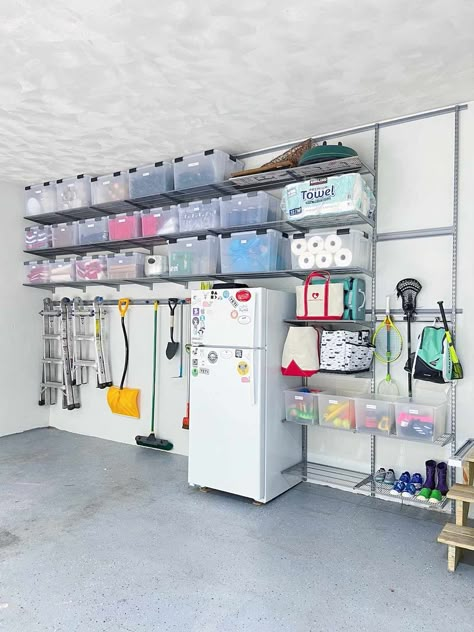 Easy Garage Storage, Organized Garage, Garage Storage Inspiration, Neat Method, Garage Organization Tips, Garage Organizing, Garage Organisation, Casa Clean, Clean Garage