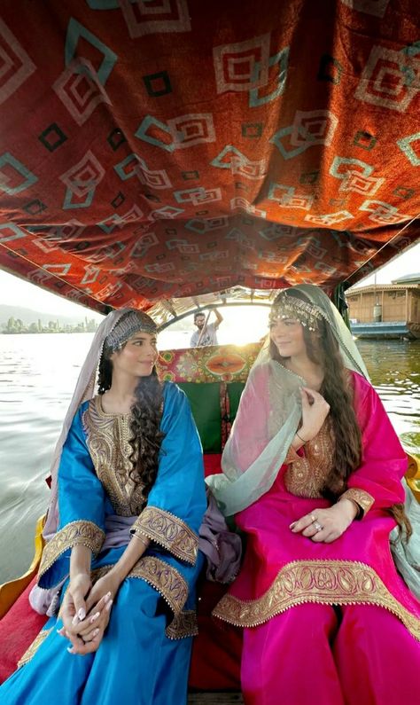 Kashmiri Culture Dress, Kashmir Culture Dress, Kashmiri Culture Aesthetic, Pashtun Culture Pakistan, Khasmiri Dress, Kashmir Aesthetic Outfit, Kashmiri Dress Traditional, Kashmir Traditional Dress, Kashmiri Clothes