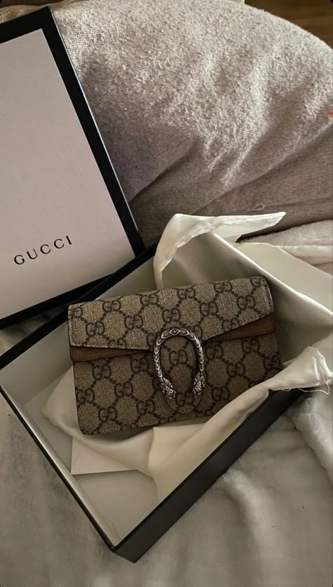 Gucci Bag Outfit, Dionysus Super Mini Bag, Gucci Bag Dionysus, 00s Mode, Makeover Bedroom, Luxury Bags Collection, Gucci Mini, Gucci Purse, Handbag Essentials