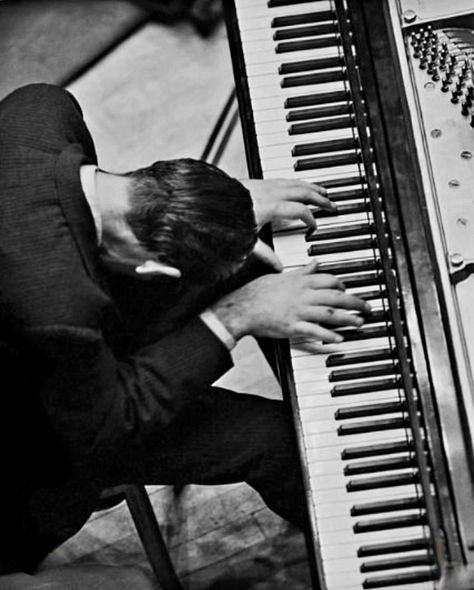 Bill Evans (Photo by Jim Marshall, 1961) #jazz #jazzy #piano #jazzpiano #pianoplayer #music #musiclover #musician #musicianslife… | Instagram Francis And The Lights, Jazz Piano Aesthetic, Vintage Music Photography, 1950s Music Aesthetic, Jazz Black And White, Bill Evans Jazz, Jazz Piano Art, Classic Music Aesthetic, Jazz Photography