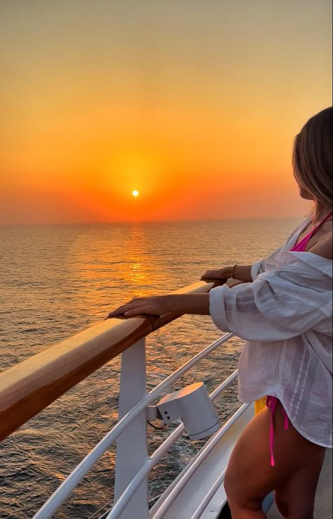 Cruise Boat Pictures, Insta Photo Ideas Cruise, Pictures To Take On A Cruise, Cruse Ship Outfits Women, Cruise Vacation Aesthetic, Bahamas Cruise Aesthetic, Cruise Balcony Pictures, Cruise Photos Ideas, Cruise Trip Aesthetic