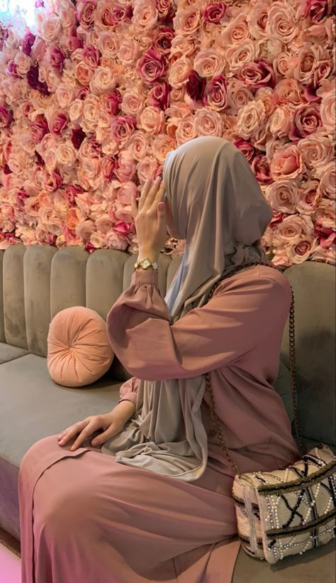 Pink Abaya Aesthetic, Pink Abaya Outfit, Hijab Snap, Hijab Girl Style, Abaya Poses, Pink Hijab Outfit, Hijab Poses, Poses Hijab, Pink Abaya