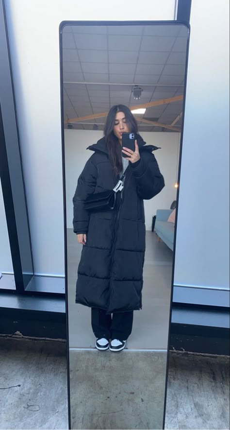 Long Jacket Winter Outfit, Long Winter Puffer Coat, Outfits With Puffer Coats, Nike Outfits For Women Winter, Outfits With Long Puffer Jackets, Oversized Puffer Coat Outfit, Winter Outfits Long Puffer, Oslo Outfit Autumn, Puffer Long Jacket Outfit