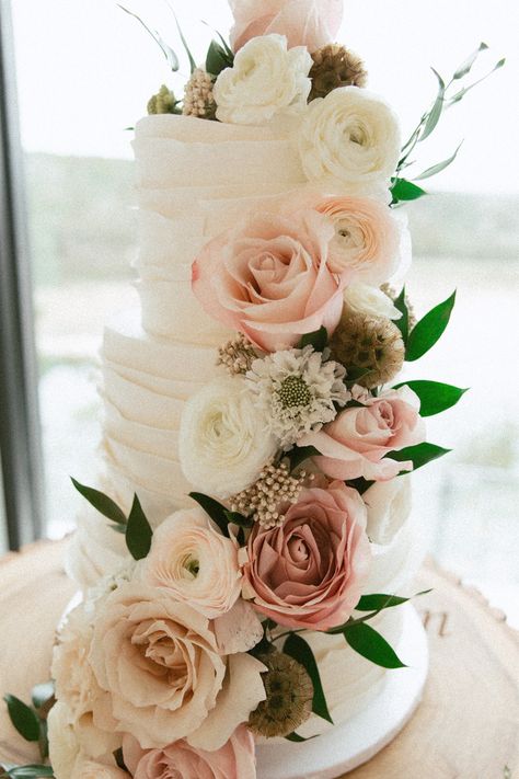 Elegant white frosted wedding cake with pink and white flowers cascading down the side created by Morgan Pearl Cakes in Austin. Photo by Kari Creative Photography Pink Winter Wedding Flowers, Pink Winter Wedding Theme, Light Pink Winter Wedding, Winter Wedding Pink, Pink Christmas Wedding, Winter Wedding Cake Toppers Christmas, Pink Winter Wedding, Elegant White Wedding Cake, Wedding Cake With Light Pink Flowers