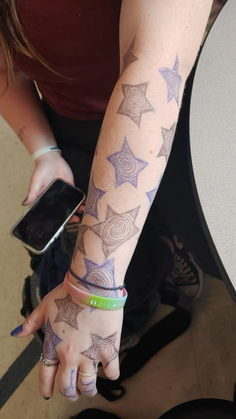 Stars arm doodle Arm Drawings On Skin, Things To Doodle On Your Arm, Star Drawing On Hand, Drawing On Arm Ideas Easy, Body Art With Pen Tattoo Ideas, What To Draw On Your Arm, Doodles To Draw On Your Arm, Drawing On Legs With Pen, Pen Tattoo Ideas Doodles On Arm