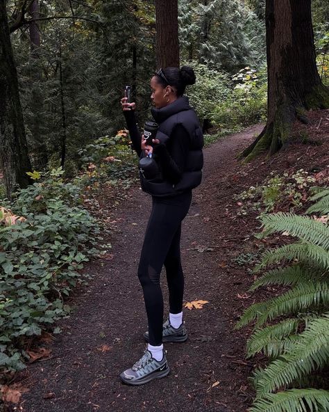 Hiking Outfit Raining, Hiking Outfit Boots, Outfits For Hiking Winter, Hiking Fits Summer Aesthetic, Lake Tahoe Hiking Outfit, Outdoor Walk Outfit, Outdoor Walking Outfit, All Black Hiking Outfit, Hike Outfit Spring