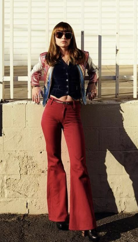 70s Style Outfits Disco, 70 Bell Bottoms Outfits, Fun 70s Outfits, 70s Vibes Outfit, 70s Outfits Women Dress, 1970s Bell Bottoms Outfit, 1970s Bell Bottoms, 70's Aesthetic Outfits, 70s Tshirt Outfit