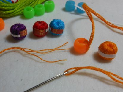 Sewing Miniatures, Yarn Beads, Miniature Sewing, Accessoires Barbie, Yarn Balls, Dollhouse Miniature Tutorials, Doll Furniture Diy, Diy Doll Miniatures, Beads Embroidery