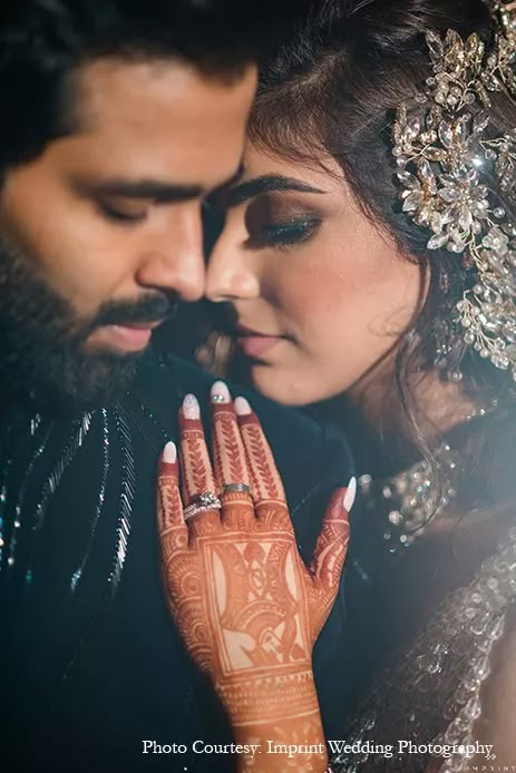 Engagement Portraits Poses, Marriage Poses, Photography Poses Couples, Engagement Shoots Poses, Bride Groom Poses, Indian Wedding Poses, Groom Photoshoot, Couples Photo Ideas, Bride Photos Poses