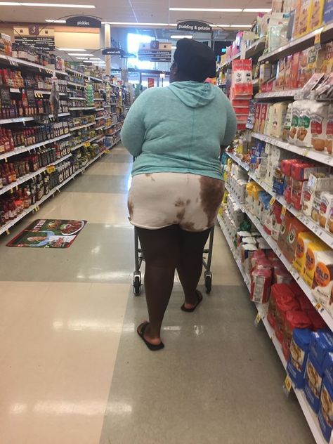 These Brown And White Tie-Die Shorts Funny Pics Of People, People At Walmart, Funny Walmart Pictures, Pics Of People, Clothing Fails, Epic Fail Pictures, Walmart Pictures, Epic Clothing, Walmart Funny