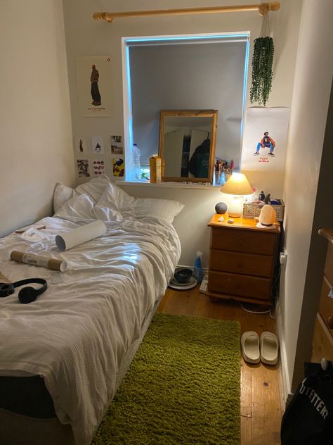 Clean Aesthetic Bedroom Decor, Rugs For Small Bedrooms, Grass Rug Aesthetic, Uni Room Ideas Uk Men, Student Bedroom Ideas University, Uni Accommodation Room Ideas, Stussy Home Decor, Dorm Room Rug Ideas, Uni Apartment Aesthetic