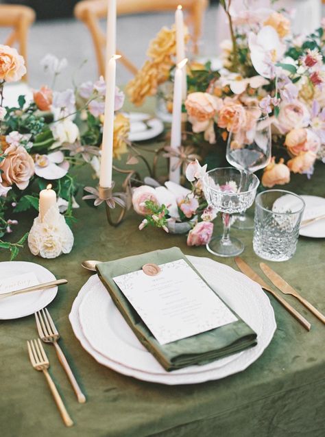 Rustic Elegant Table, Green Linens Wedding, Green Table Cloth Wedding, Outdoor Table Decorations, Viansa Winery, Green Table Settings, Decorations Wedding Reception, Green Tablescape, Table Decorations Wedding