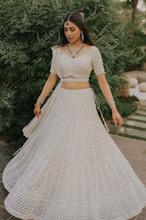 Pristine white lehenga + emerald jewellery + cutesy couple = stunning portraits! White has been an all-time classic hue but not for brides until now. In the sea of reds and pinks, thanks to Alia Bhatt’s all-white bridal look, white has emerged as a winner for bridal looks in the last few months. From benarasi beauties to chikankari stunners, white lehengas have ruled and how. Here’s a look at our favourite all-white bridal looks that we are absolutely swooning over! White Bridal Lehenga, White Engagement Dresses, Engagement Dress For Bride, Summer Outfits Casual, White Lehenga, Simple Lehenga, Latest Bridal Lehenga, Reception Outfit, Reception Lehenga