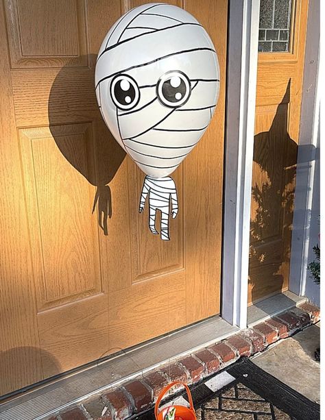 Cute halloween craft idea for kids! Balloon mummy, black cat, and cute witch easy Halloween craft for kids. Black Balloons Halloween, Halloween Balloon Pop Game, You've Been Booed Free Printable, Halloween Craft Idea, Bucket Crafts, Easy Halloween Craft, Balloon Face, Been Booed, Boo Gift