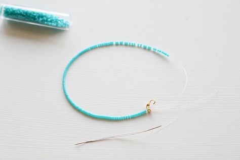 How To Make Seed Bracelets, Seed Bracelets Diy, Diy Small Beaded Bracelets, Ideas For Seed Beads, Single Strand Seed Bead Bracelets, How To Make Beaded Anklets, Tiny Bead Bracelet Tutorial, Finishing Beaded Bracelet, How To Tie Seed Bead Bracelets