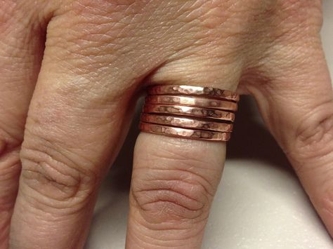 How to Make Hammered Jewelry: How to Make Simple Copper Stacking Rings - Anelli semplici di rame martellato Diy Copper Jewelry, Hammered Jewelry, Engagement Ring White Gold, Jewelry Simple, Photo Charms, Diy Rings, Copper Rings, Metal Work, Pandora Bracelets