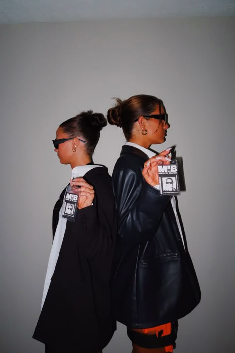 Paparazzi Costume Halloween, Halloween Costumes Women In Black, Paparazzi Halloween Costume, Mib Alien Costume, The Mask Halloween Costume Women, Me In Black Costume, Men In Black Costume For Women Duo, Men In Black Duo Costume, Fbi Agents Halloween Costume