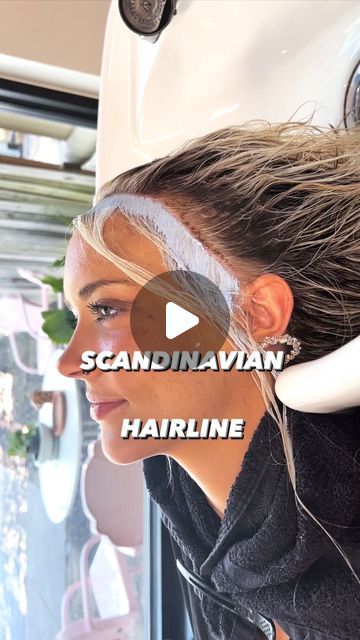 Rachel Williams on Instagram: "Emily Requested the Scandinavian Hairline. . . She obviously has been watching some of @braggnbeauty ‘s videos 🙌🏼! I’m in love with this technique! It definitely has a beautiful soft touch of brightness around the hairline ☺️! Even though Emily has bangs , she wears them all different ways and partings! So I really loved how this technique not only brightened her eyes but it also gives a beautiful result when she side parts or wears it back too ☺️! 👉🏼 I used @moroccanoilpro Blonde Voyage Powder Lightener 10 vol on scalp ( on damp hair ) . I applied at the sink after I took out her foils , rinsed , then did a root tap ( using @moroccanoilpro Calypso Demi 8.21 ) leaving out the hairline. 👉🏼 After about 15 minutes processing time , her hair lifted to t Scandinavian Hairline On Brown Hair, Scandi Blonde Hairline, Scandinavian Blonde Hairline, Face Framing Balayage Blonde, Scandi Hairline On Brown Hair, Scandinavian Hairline Blonde On Brunette, Blonde Hair Brown Eyebrows, Blonde Scandinavian Hair, Cap Highlights Before And After At Home