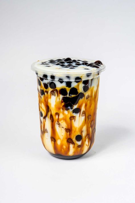 Brooklyn has different bubble tea spots. The problem with this is that it can be overwhelming to choose the best site. This article brings you some of the best bubble tea in Brooklyn. Tra Sua, Milk Tea Boba, Bubble Tea Flavors, Places In Nyc, Smoothie Menu, Bubble Tea Recipe, Thai Milk Tea, Dessert Cups Recipes, Bubble Tea Shop