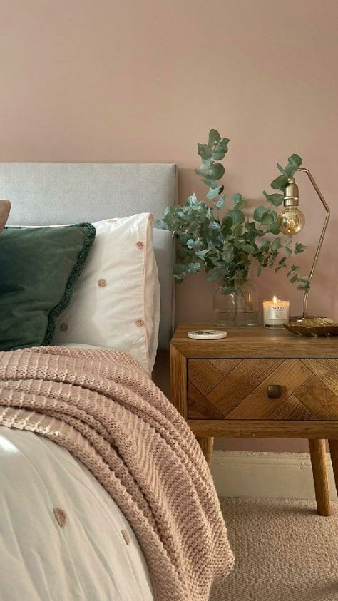 Sage Pink Bedroom Ideas, Bedroom Colors Behr, Sage And Pink Bedroom, Dusty Pink Bedroom Ideas, Dusky Pink Bedroom, Pink Green Bedrooms, Calming Bedroom Colors, Dusty Pink Bedroom, Sage Bedroom