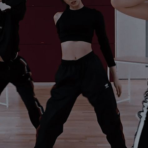 Female Dancer Aesthetic, Bailar Aesthetic, Dancer Aesthetic Hip Hop, Dance Aesthetic Hip Hop, Aesthetic Hip Hop, Dancer Aesthetic, N Aesthetic, Hip Hop Wallpaper, Aesthetic Sports