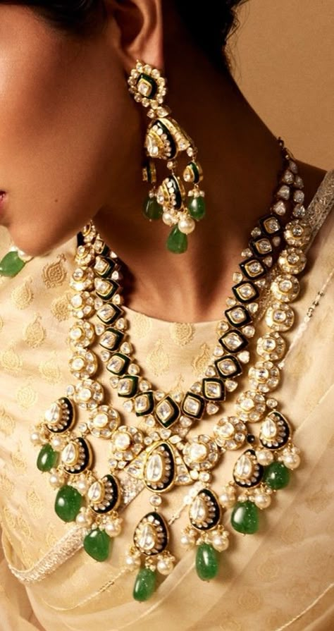 Sabyasachi Jewellery Bridal Collection, Polki Jewellery Brides, South Indian Bride Jewellery, Long Kundan Necklace, Black Beads Jewellery, Indian Brides Jewelry, Gold Jewelry Design, Sabyasachi Bride, Jadau Jewellery