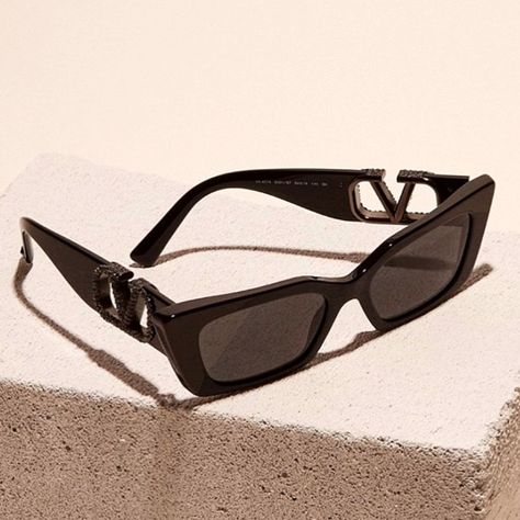 Valentino Sunglasses Women, Latest Sunglasses For Women, Original Wayfarer Classic, Urban Outfitters Sunglasses, Valentino Sunglasses, Sunglasses Aesthetic, Vision Bored, Latest Sunglasses, Valentino Fashion