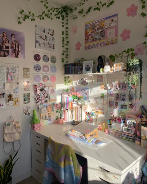 Kpop Desk Setup Ideas, Kawaii Desk Inspiration, Twice Room Ideas, Kpop Desk Inspiration, Cute Aesthetic Desk Ideas, Kawaii Studio Apartment, Kpop House Decor, Itzy Bedroom, Kpop Inspired Room Decor