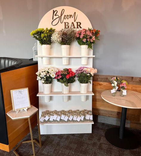 Diy Flower Cart Ideas, Flower Making Station, Florist Organization Ideas, Flower Bar Set Up, Diy Flower Display Stand, Bloom Bar Ideas, Flower Bouquet Station, Small Flower Shop Interiors, Flower Bouquet Bar