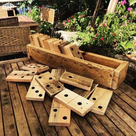 10 Kid-friendly Pallet Projects For Summer Fun! Fun Pallet Crafts for Kids Pallet Furniture Designs, 1001 Pallets, Pallet Decor, Pallet Crafts, Diy Simple, Diy Holz, Wood Pallet Projects, Pallet Ideas, Diy Pallet Projects