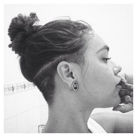 Female Undercut Long Hair, Undercut Curly Hair, Undercut Hairstyles Women, Undercut Long Hair, Shaved Undercut, Half Shaved Hair, Undercut Women, Short Hair Undercut, Shaved Sides