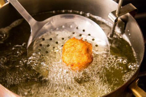 The 5 Rules of Frying / How To Deep Fry Anything Membran Sel, Deep Fryer Recipes, Deep Fried Food, Deep Fry, Crispy Fried Chicken, Deep Frying, Cooks Illustrated, Cooking Oils, Fried Food