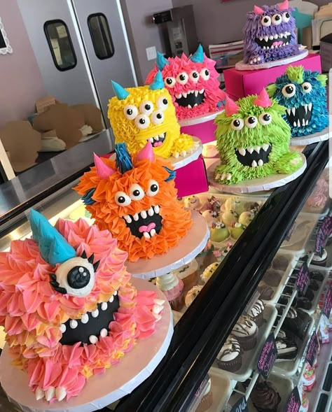 White Flower Cake Shoppe, Pasteles Halloween, Pastel Cupcakes, Halloween Monsters, Cakes Decorated, Monster Birthday Parties, Monster Cake, Monster Birthday, Kids Cakes