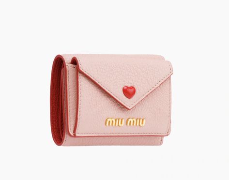 Miumiu Wallet Pink, Pretty Wallet Aesthetic, Cute Designer Wallets, Aesthetic Wallets For Women, Pink Wallet Aesthetic, Cute Wallet Aesthetic, Aesthetic Wallet, Wallet Aesthetic, Heart Wallet