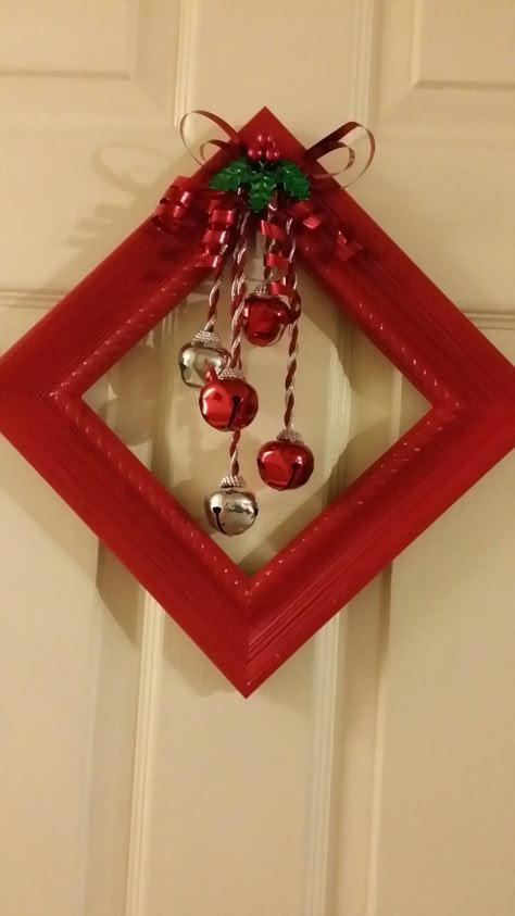 Christmas Craft With Picture, Frame Christmas Wreath, Xmas Ornaments Diy, Christmas Frames Diy, Diy Ornament Ideas, Picture Frame Wreath, Christmas Picture Frames, Decoration For Kitchen, Pretty Christmas Decorations