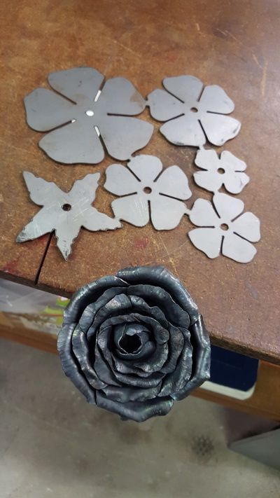 Metal Flower Art, Cool Welding Projects, Koti Diy, Metal Welding Art, Metal Roses, Welding Crafts, Aluminum Can Crafts, Metal Art Projects Ideas, Welding Art Projects