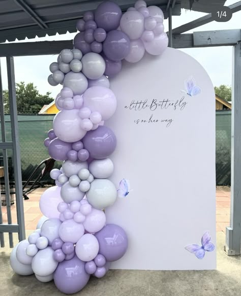 Lavander Decorations, Lavender Balloon Backdrop, Lilac Balloon Arch, Purple Backdrop Ideas, Baby Shower Color Themes, Purple Balloon Arch, Bat Mitzvah Decorations, 18th Bday Ideas, Purple Flower Wall