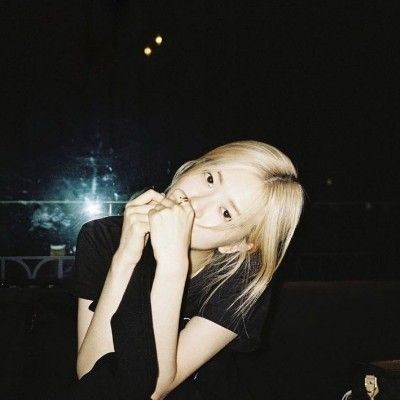 ⠀ Are We Still Friends, Rosé Aesthetic Blackpink, Rosé Girlfriend Material, Rosé Blackpink Aesthetic, Jenny Rose, Rose And Rosie, Cute Black Wallpaper, Rosé Aesthetic, Park Rosé