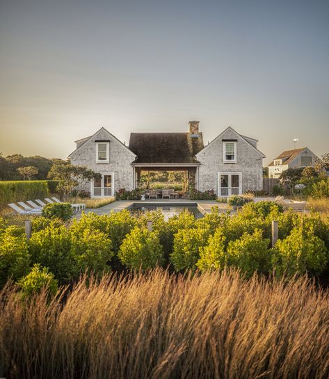 New England Landscaping, New England Farm, England Architecture, New England Style Homes, Country Colonial, New England Beach House, England Beaches, New England Home, Wooded Landscaping