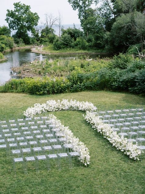 Minimal Outdoor Wedding Ceremony, Wedding Ceremony Chairs Setup, White Wedding Flowers Isle, Floral Arrangement Wedding Ceremony, Outdoor Flower Decor, Outdoor Estate Wedding, Aisle Garden Wedding, Wedding Ceremony Decor Outside, Outdoor Wedding Ceremony Flowers Aisle