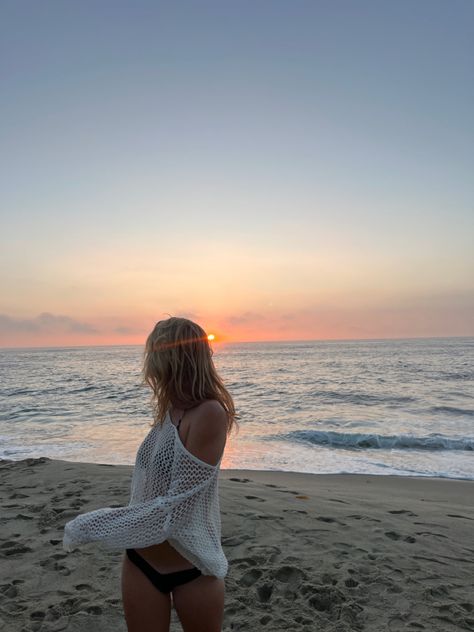 #fashion #sandiego #aesthetic #photoidea #beach #sunset San Diego Beach Outfits, Board Walk Pictures, San Diego Trip Outfits, Florida Beach Photoshoot, Casual Beach Pictures, Poses At The Beach Picture Ideas, Solo Beach Pics Aesthetic, Summer Picture Poses Beach Pics, Ocean Poses Photo Ideas