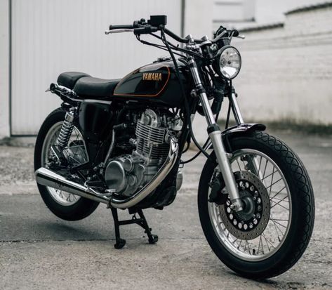 The Toma Customs Yamaha SR400 - A Minimalist Daily Rider Ktm Supermoto, Yamaha Motorbikes, Sr 500, Yamaha Sr400, Honda Scrambler, Tracker Motorcycle, Yamaha Bikes, Bike Pic, Yamaha Motorcycles