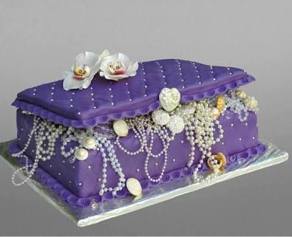 Jewelry Cake Ideas, Jewelry Box Cake, Fancy Sweets, Unbelievable Cakes, Jewelry Cake, Doll Cookies, Box Cakes, Buttercream Cake Designs, Gluten Free Puff Pastry