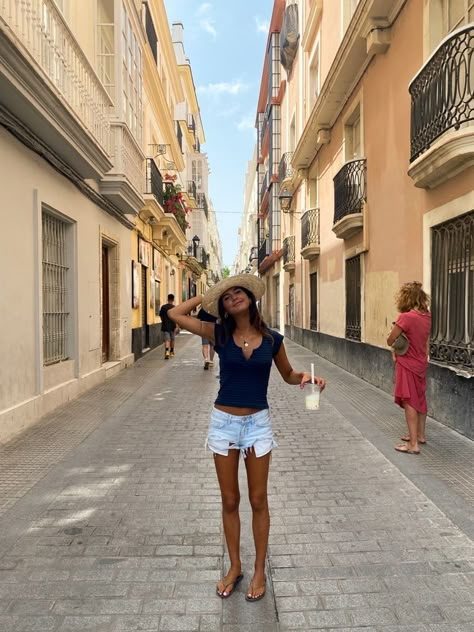 Cute Fits For Summer, Spain Outfit Ideas, Rome Outfits, Spain Outfit, Europe Travel Outfits, European Summer Outfits, Europe Outfits, Paris Outfits, Europe Fashion