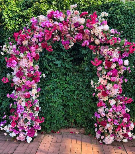 Flower Arch Quinceanera, Magenta Decoration Party, Fuschia And Purple Wedding, Bugambilia Wedding Decor, Fushia Wedding Decor, Pink Flower Arch Wedding, Fushia Quinceanera Decorations, Hot Pink Quince Cake, Fuschia Wedding Theme