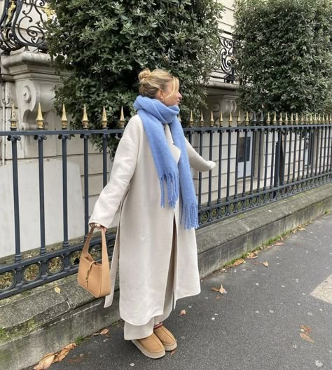 New York Winter Outfit Christmas, Parisian Lazy Outfit, Casual Office Outfits Fall, German Market Outfit, Long Beige Coat Outfit Winter, New York Coat Outfit, Long Line Coat Outfit Winter, Womens Winter Coat Outfits, Classy Rich Lifestyle